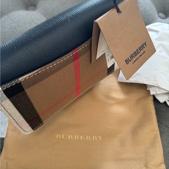 Bundle of brand New Burberry card holder and crossbody large wallet (dark blue) - Picture 3 of 5